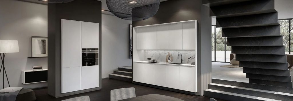 Een titanium witte SieMatic Pure keuken met in totaal tien keukenkastjes in het keukenblok. De hoge keukenkast bevat een ingebouwde oven en vier keukenkasten.